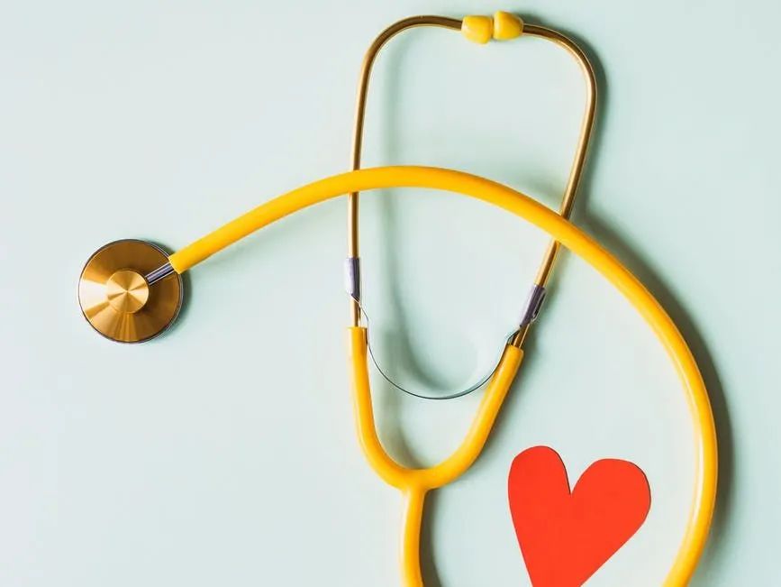 出现血尿并伴有腰疼什么原因,结石血尿腰痛怎么办啊