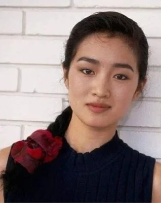 巩俐甘心嫁给70岁法国老头，成为他的第四任妻子，她为何这样选择