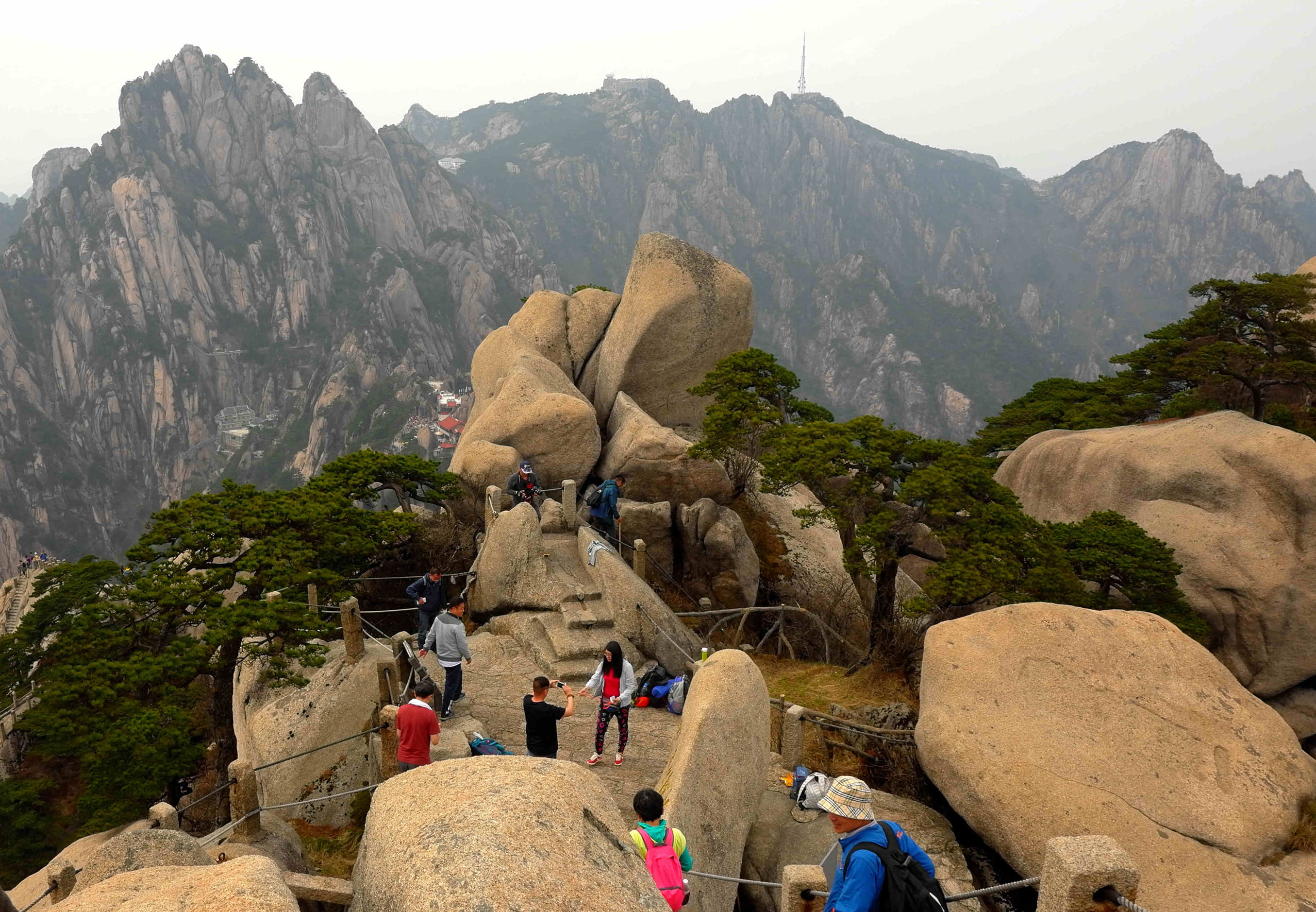 黄山天都峰会走鲫鱼背吗,黄山天都峰鲫鱼背第一视角