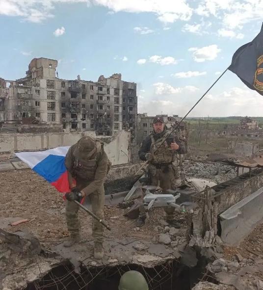 百万发炮弹不敌460枚制导*弹炸**！俄罗斯总算是把仗打明白了？