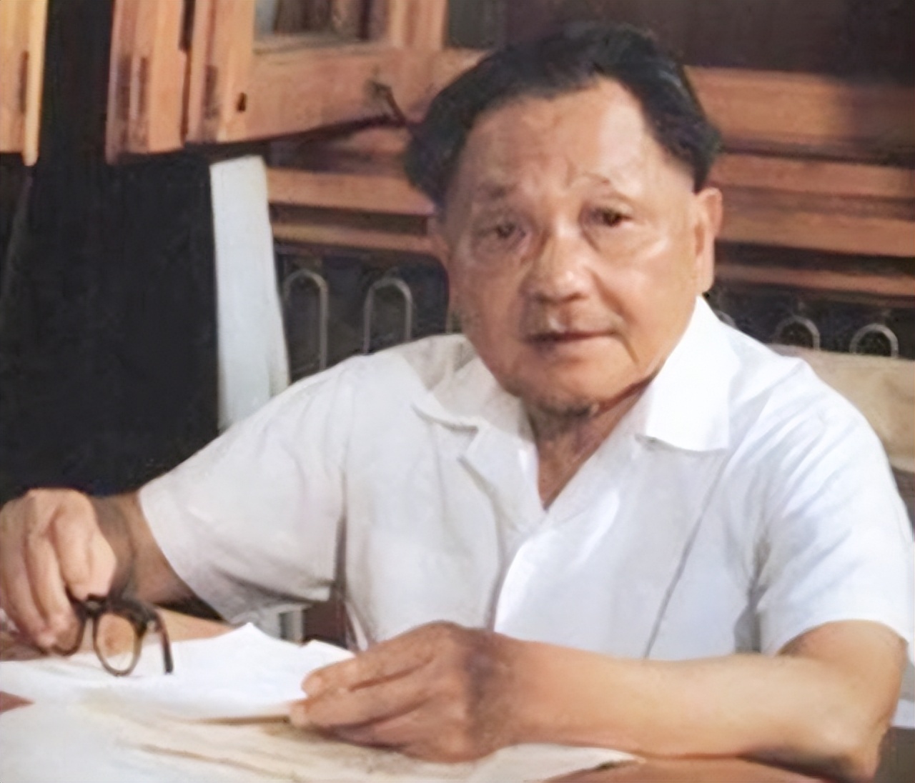 伟人抽烟趣事：毛主席爱抽雪茄，*少奇刘**抽便宜烟，*小平邓**被递条子