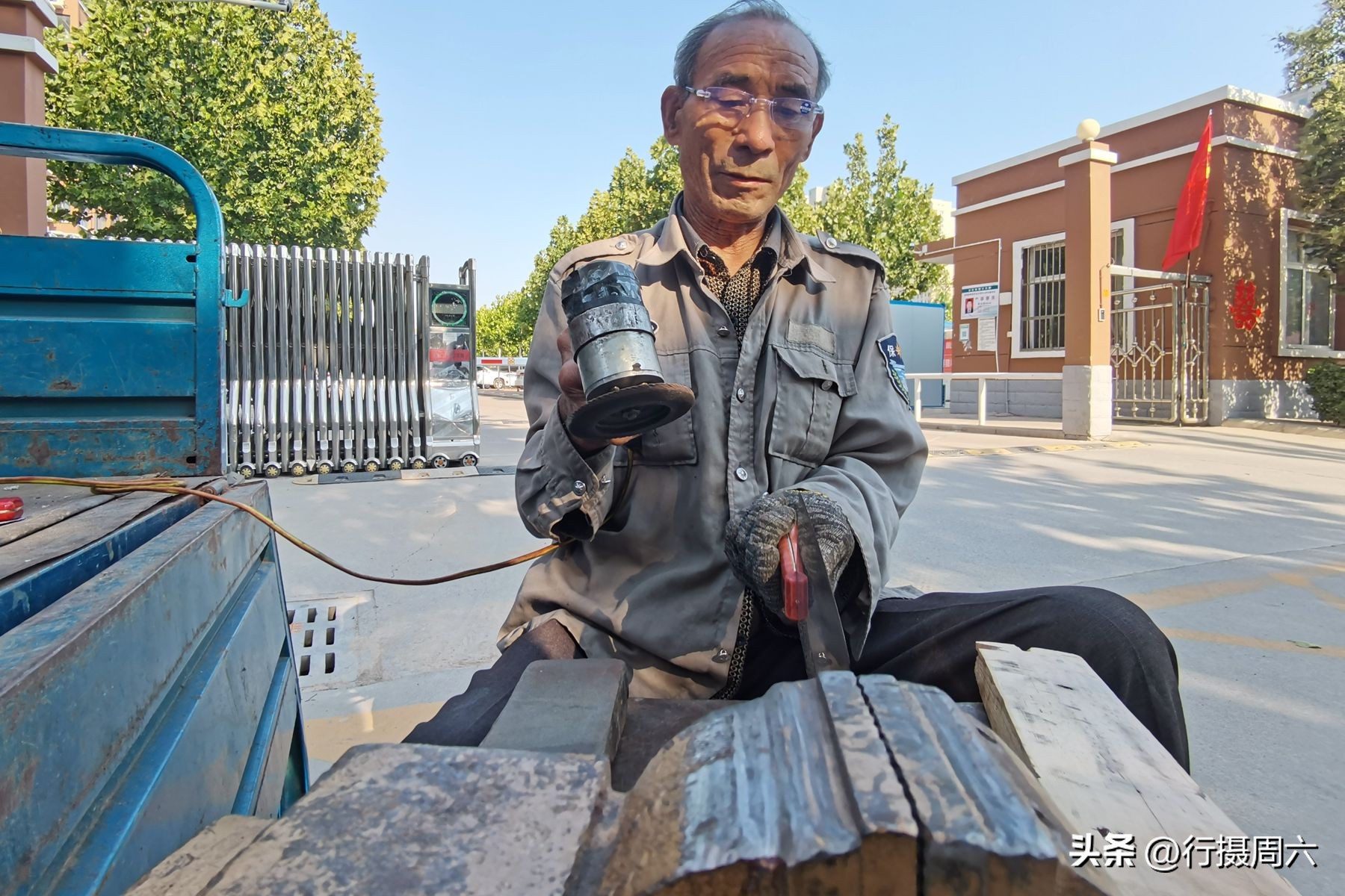 68岁老人街头磨菜刀,78岁磨刀老人的真实生活