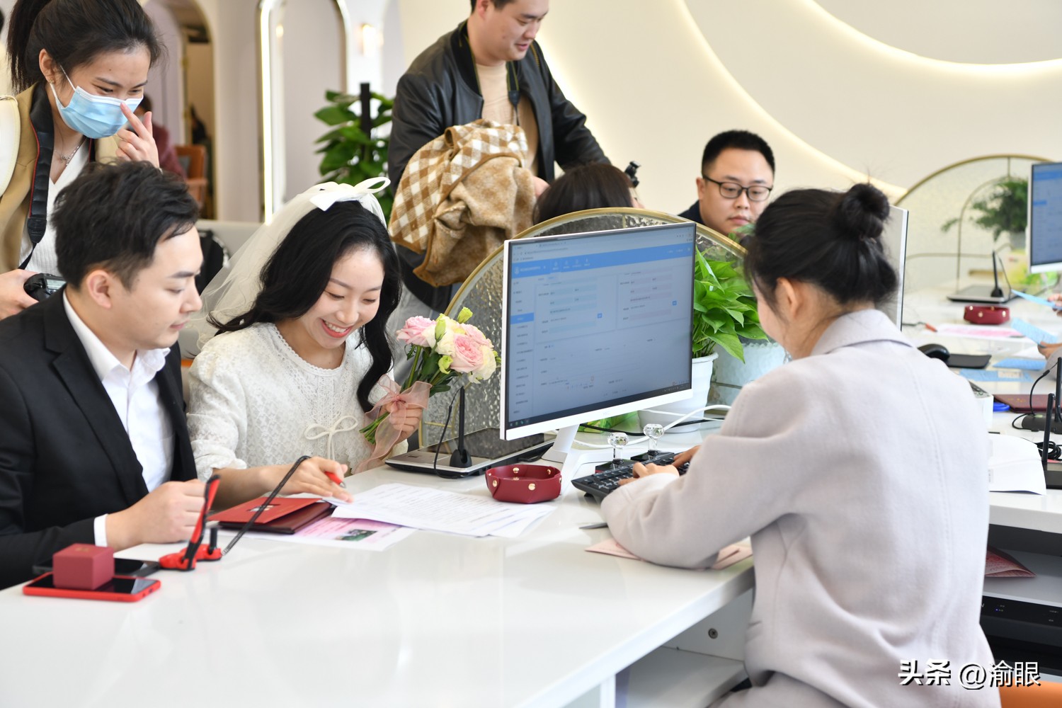 公园式婚姻登记中心启用,重庆欢乐谷办结婚证需要什么