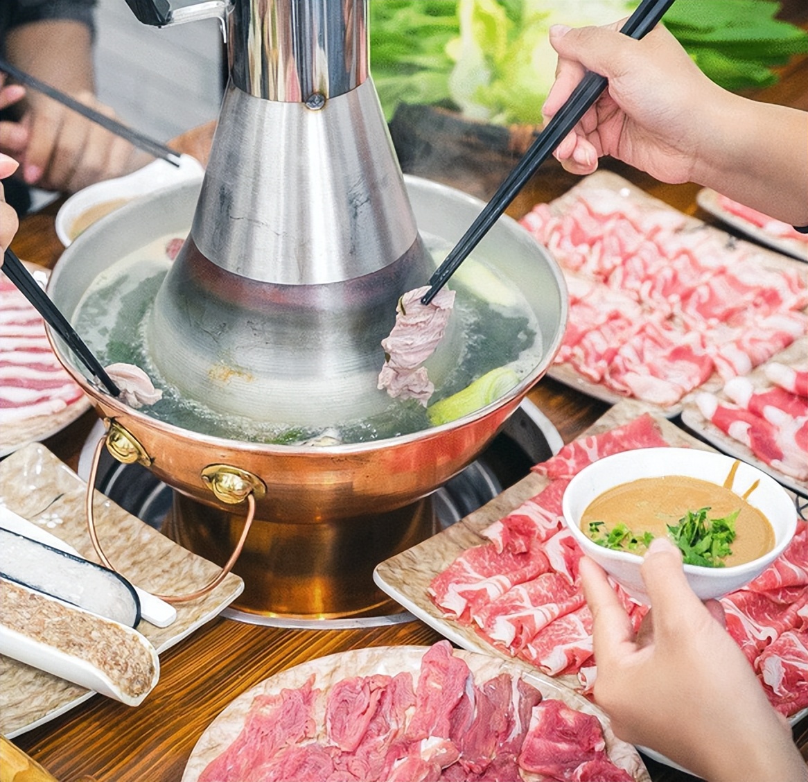 张亮：对3，巴奴：王炸。海底捞：裁判，借一步说话！