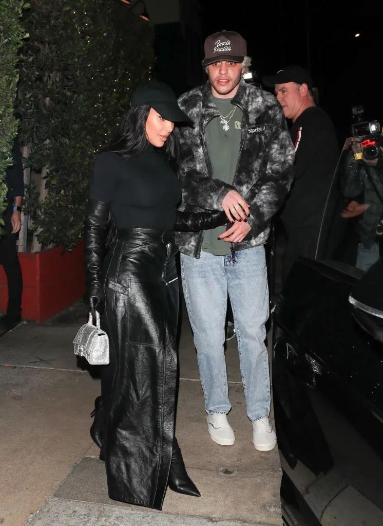 卡戴珊与侃爷撒狗粮,卡戴珊久违晒侃爷