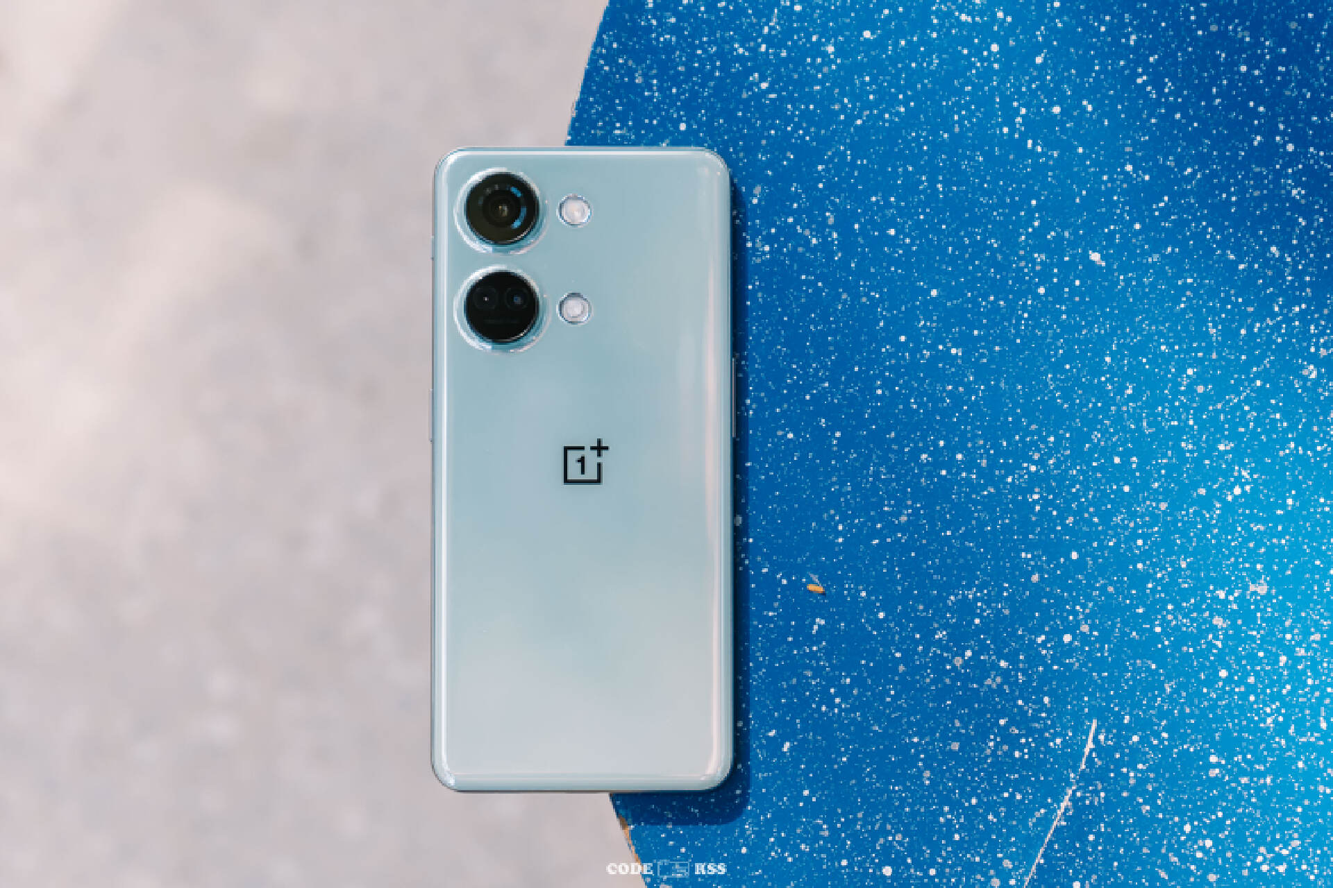 一加Ace2V开箱:16GB内存加顶级屏和天玑9000,超进取的两千元机