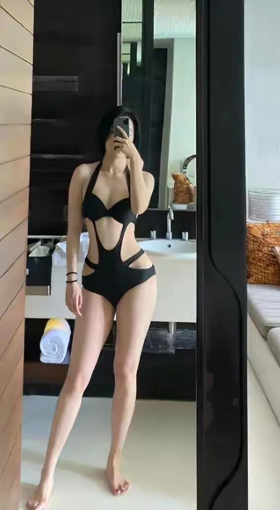 直播国企领导与小三出轨逛街被拍，天价*养包**的小三身材果然火辣！