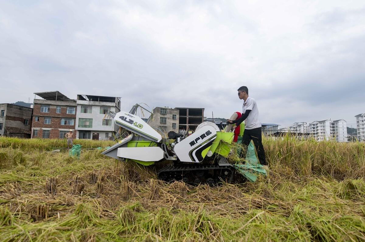久保田水稻联合收割机最新产品,最好的大型水稻联合收割机