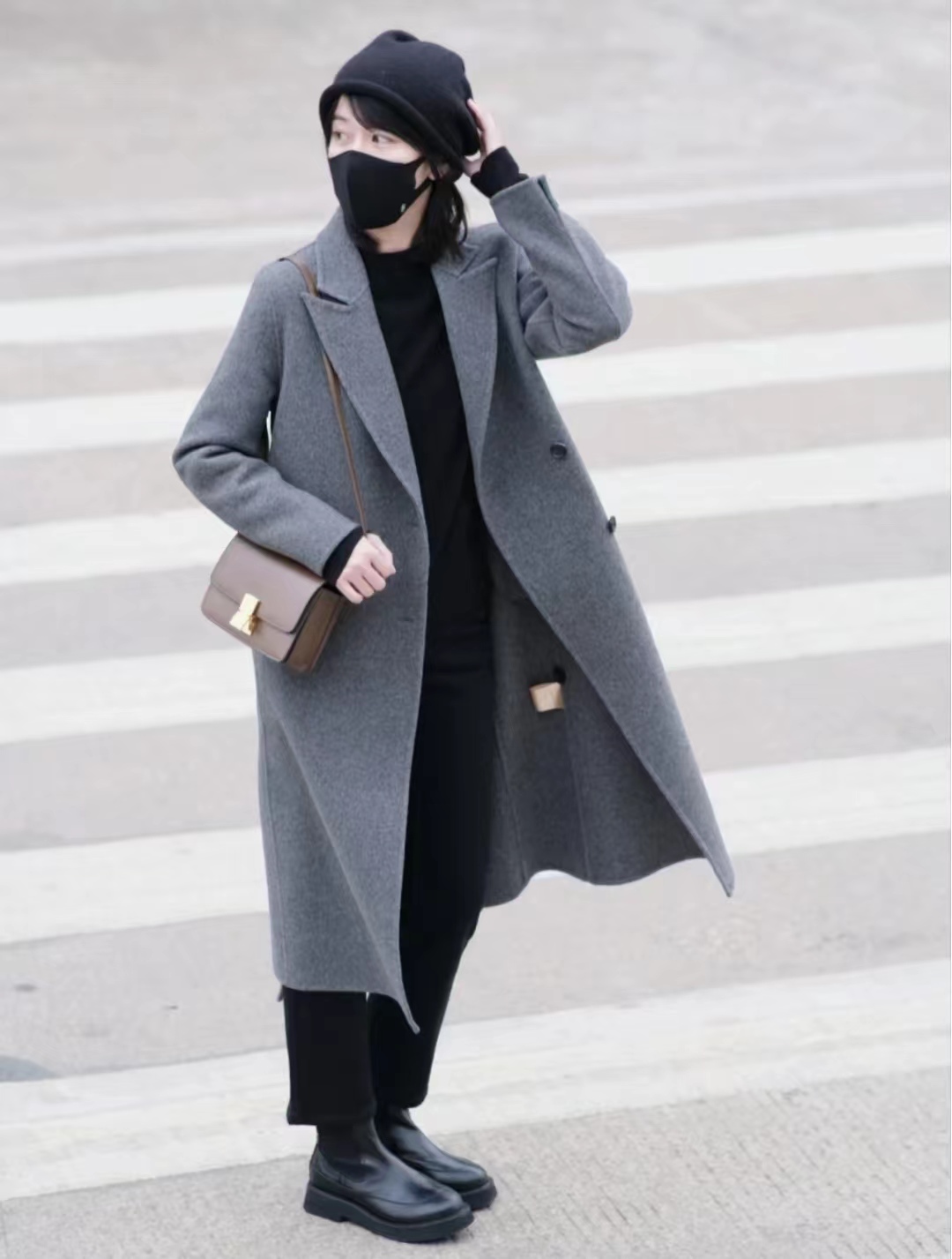 中款深灰色大衣怎么搭配好看,maxmaralabbro灰色大衣