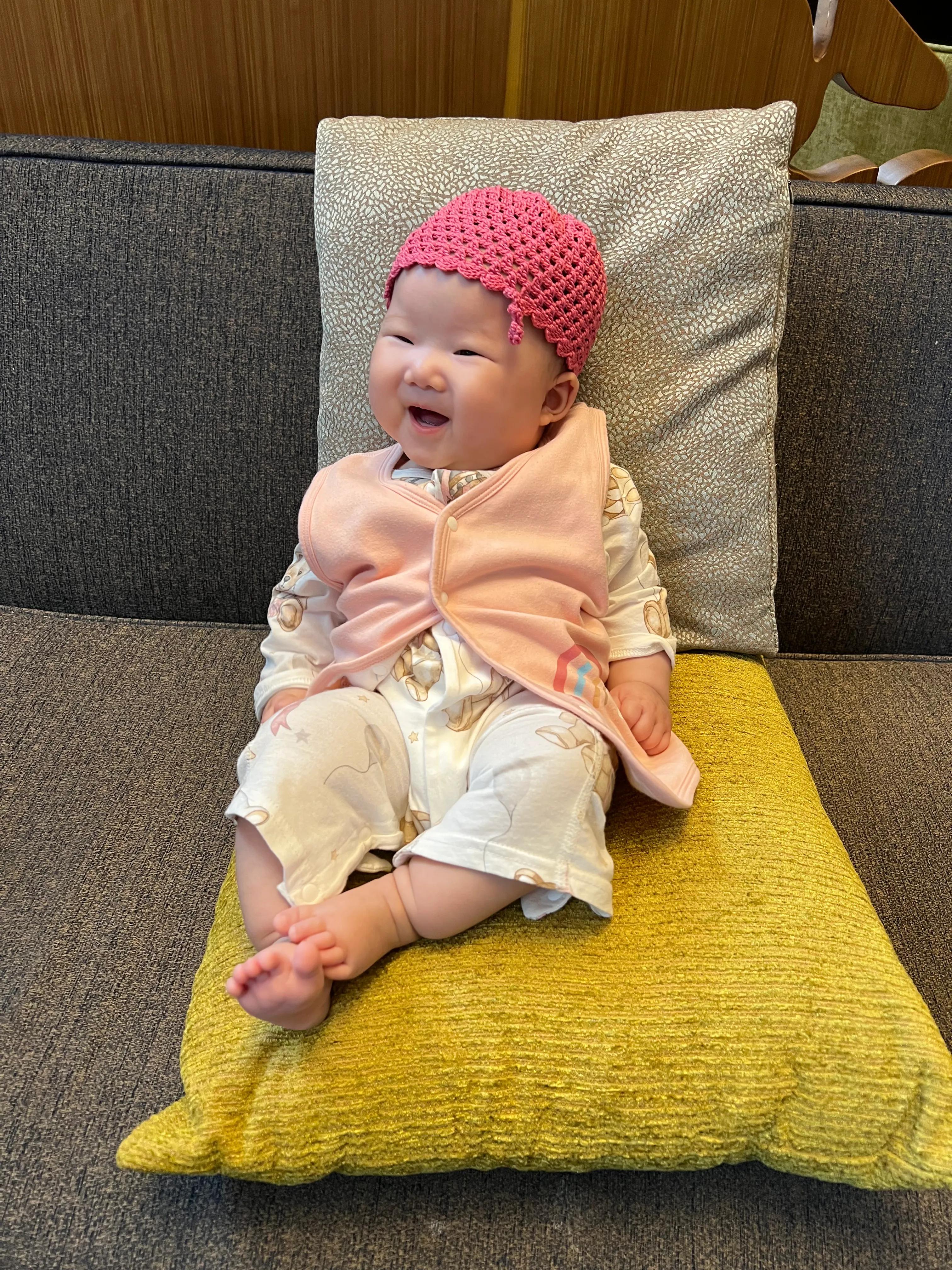 闺女四个月了头发还少得可怜，妈妈傻眼：现在剃胎毛还来得及吗？