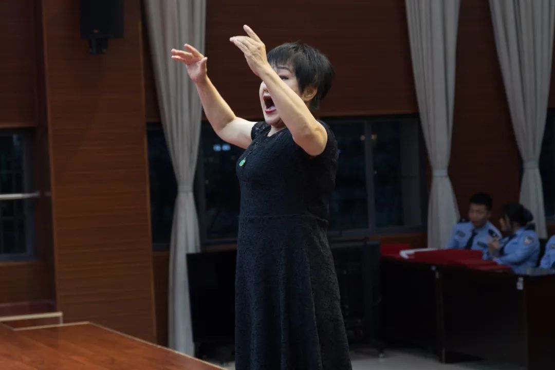 以深情的歌声向党的生日献礼,嘹亮的歌声向党献礼