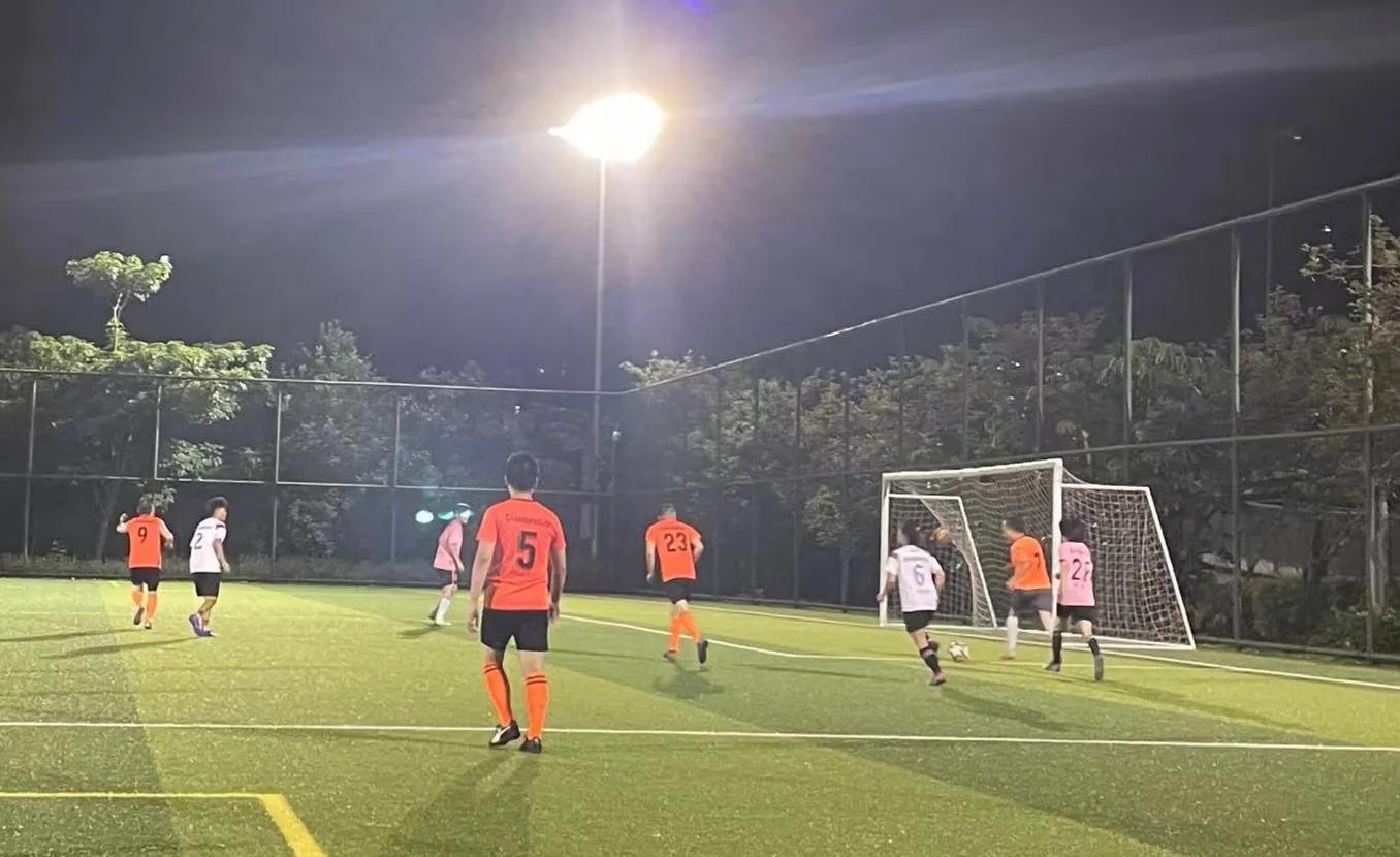 岑山溪水大帅哥,大战深圳魔女足球队,游龙戏凤