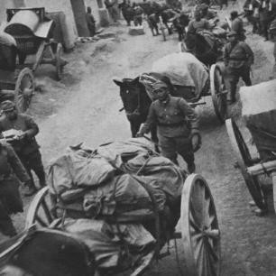 高清老照片：旗人格格大腿岔开豪放洗衣，地主三妻四妾不输女明星