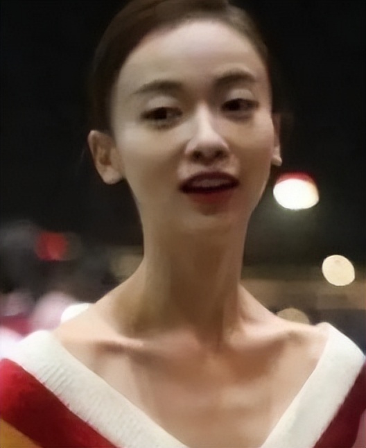 董洁身穿瑜伽裤亮相直播间,43岁董洁穿瑜伽服直播带货视频