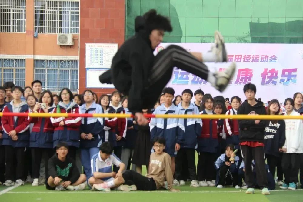 李中学子多矫健运动场上展英姿—李渡中学第四十届田径运动会纪实