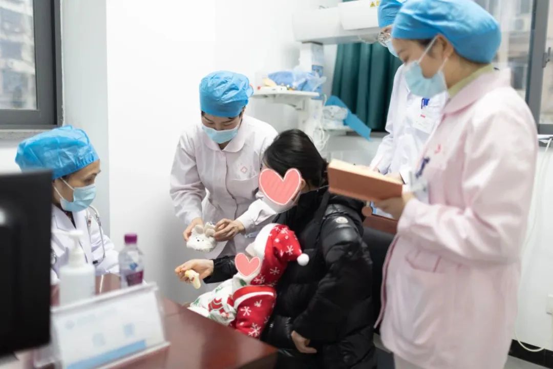 2月8、9日，重医儿院院长李秋率队到宜宾一医院开展免费诊疗活动