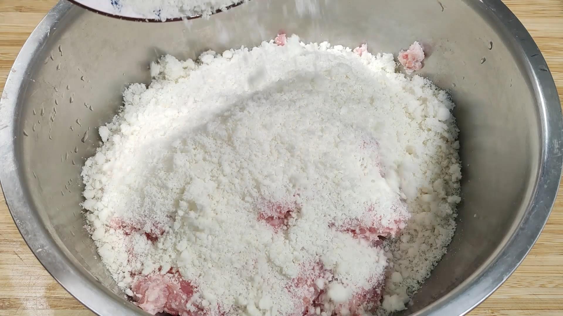 炸丸子切记不要放面粉和淀粉,炸肉丸子用面包糠炸才会又酥又脆