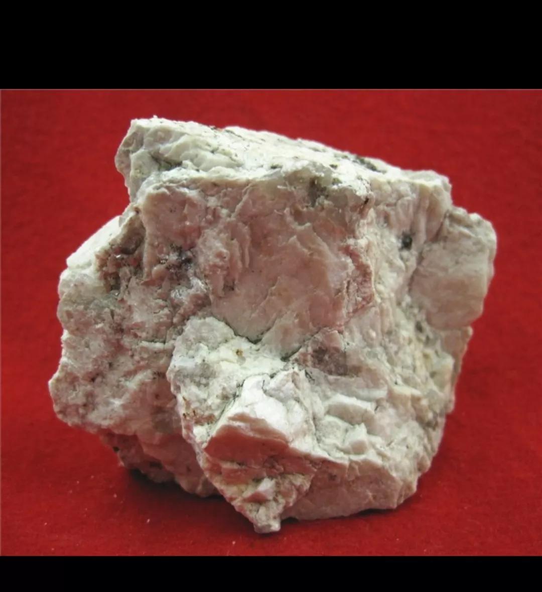 橄榄石的具体特征是什么,橄榄石最显著的特点是什么呢