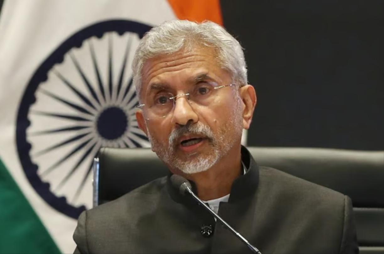 我军逼近24海里，台军威胁开火，话音刚落，规模最大美代表团窜台