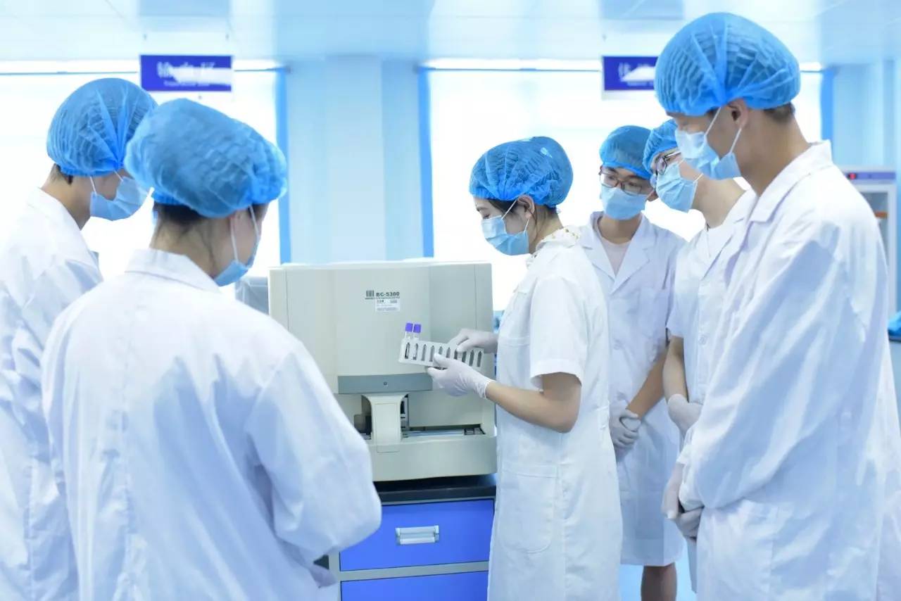 右肩胛骨痛了二个月了会是肺癌吗,肺癌微创手术五个多月了右肩疼