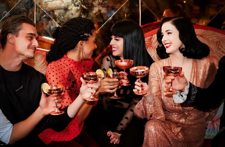 涓栫晫绗竴鑸炲绌跨传鑹茬殑瑁欏瓙,涓栫晫绗竴鑸炲鎯婅壋鍏ㄥ満鍥炴斁