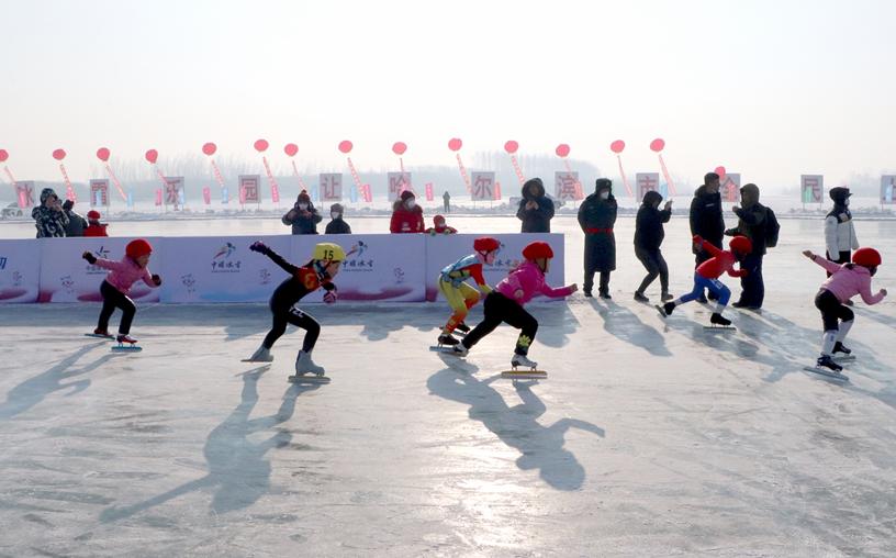 哈尔滨大众速度滑冰比赛,冰轮之星滑起来新疆站直播