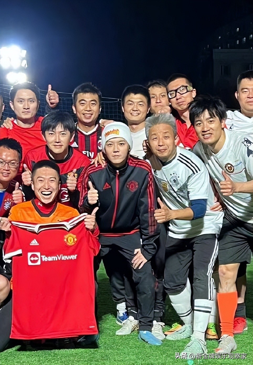 网友偶遇关晓彤陪鹿晗踢球,关晓彤被路人围观