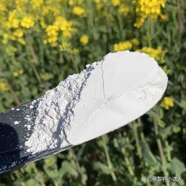 石灰粉的作用和用途,石灰粉洒到土壤里起什么作用呢