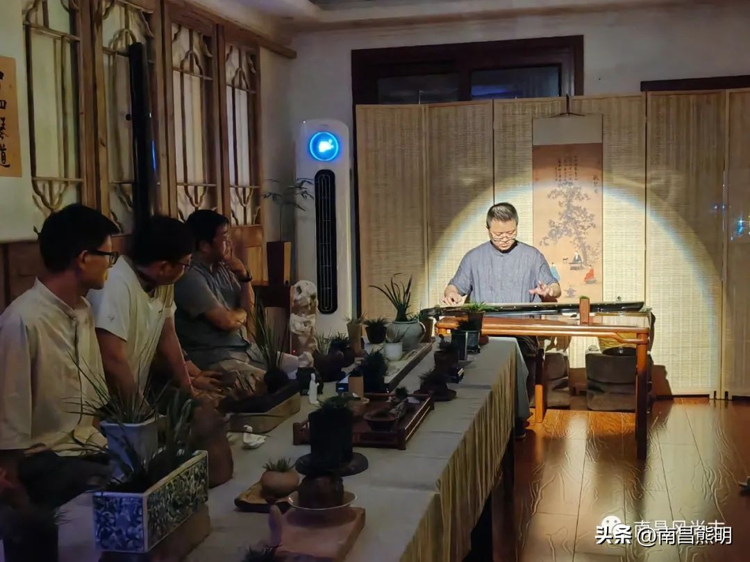 鍏竴鍎跨鑺傚叞鑺辫崏,鍏竴鍎跨鑺傜尓绗艰崏