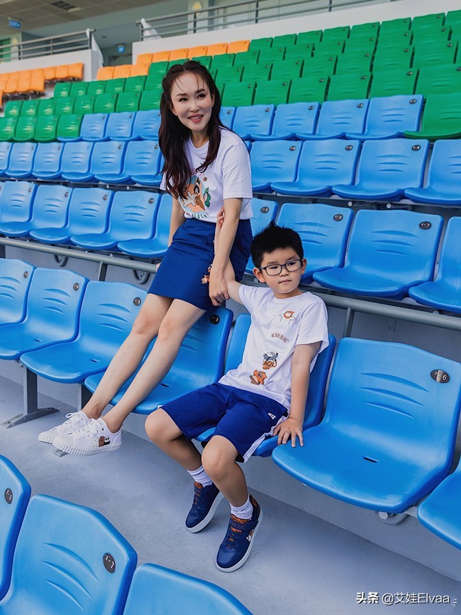 范文芳母子逛足球场,穿亲子装手拉手像情侣,8岁儿子五官像学霸
