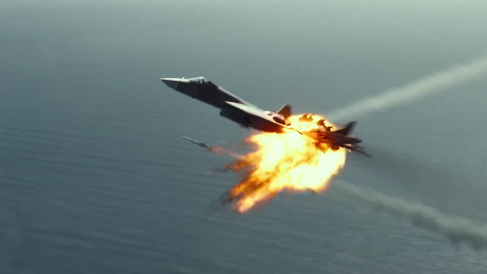 美国战狼《壮志凌云2》苏57围殴f14被反杀众多情节被吐槽却大火