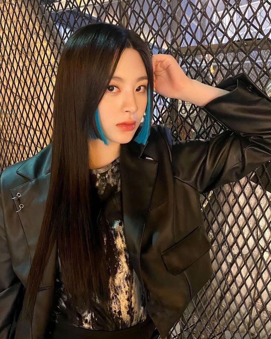 jennie最新编发,jennie同款彩带编发教程