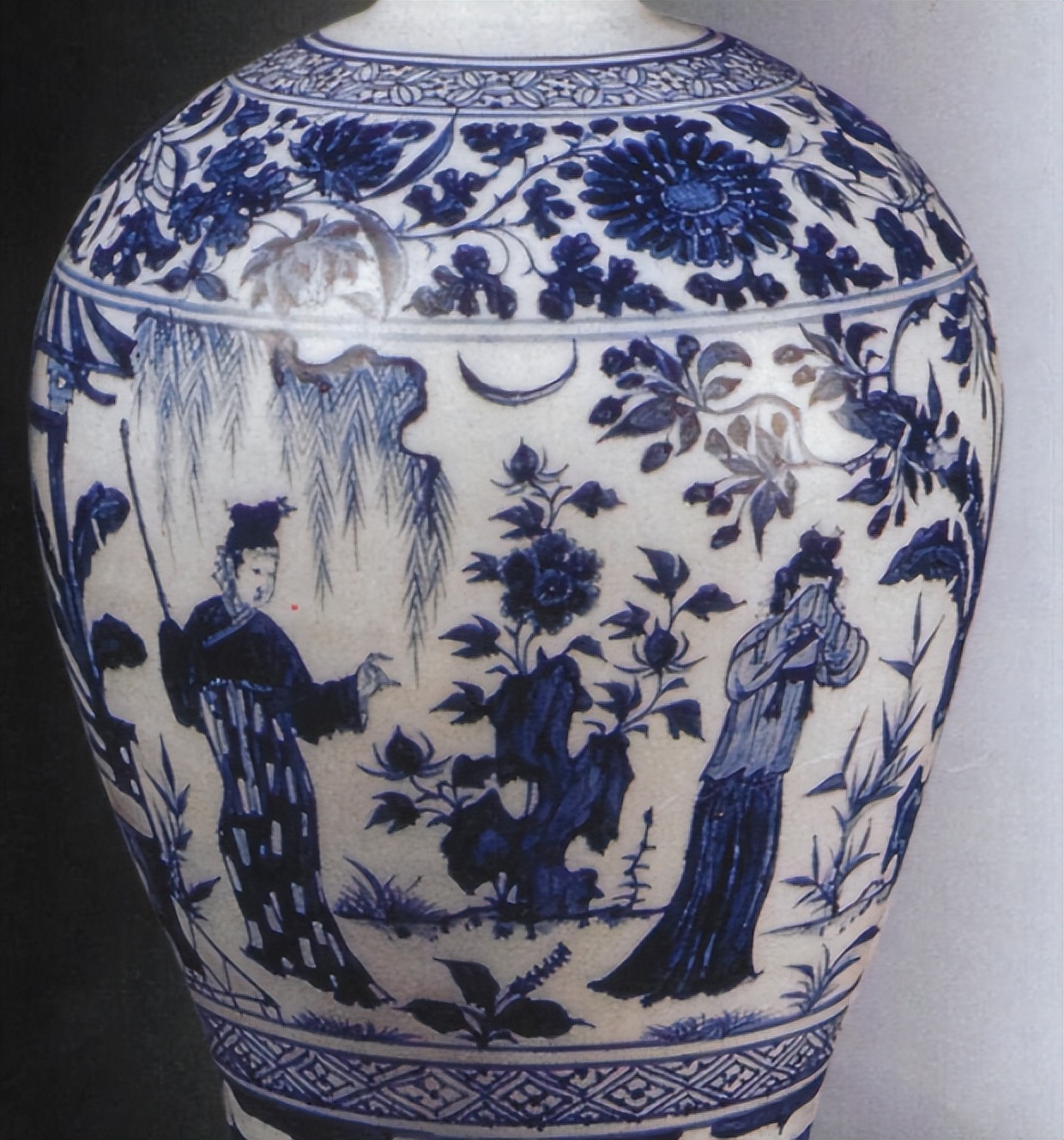 80年广西工人挖出骨灰罐，带回家腌菜，多年后专家估价：值2.3亿