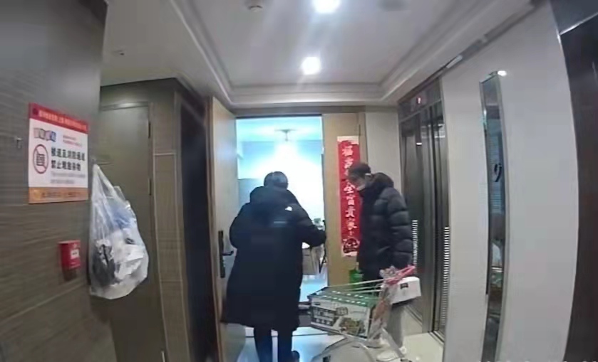 韩国小伙送邻居2箱菜，邻居回赠韩式拌饭，网友：远亲不如近邻