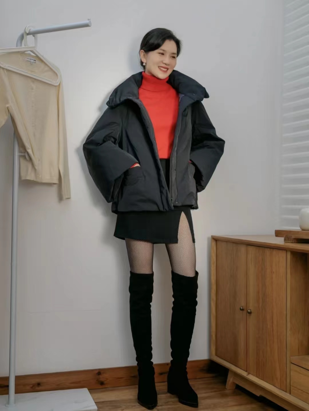 浅蓝色羽绒服怎样搭配黑色半身裙,短款白色羽绒服的最佳搭配半身裙