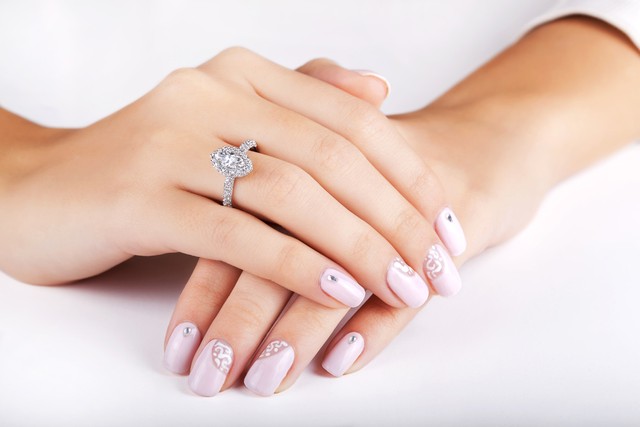 周大福两千左右的黄金戒指女士,周大福一个女士黄金戒指多少钱