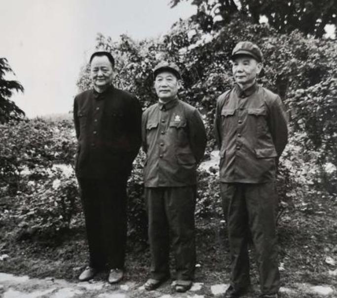 1970年的一个深夜,*世友许**找来肖永银:刘帅来南京了,你去接最好