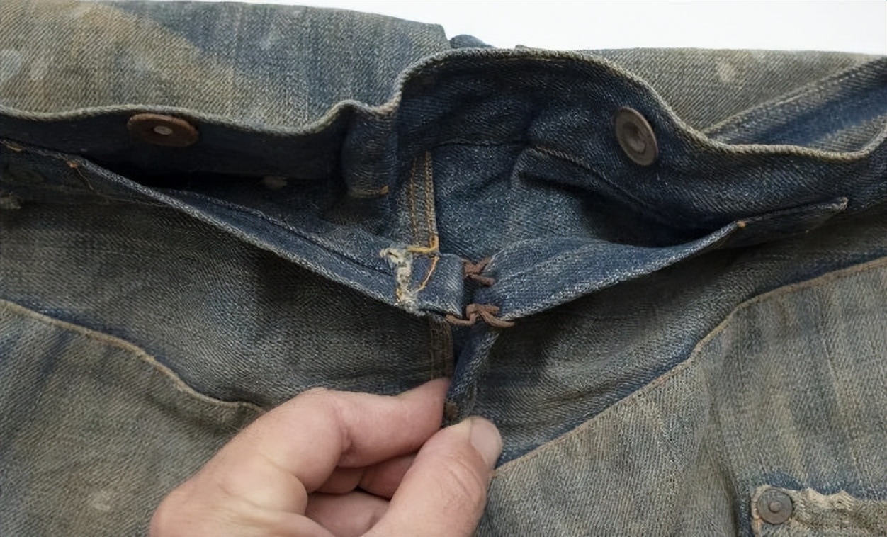 140年前标有*华反**口号的牛仔裤55万元售出，网友：欠中国一个道歉