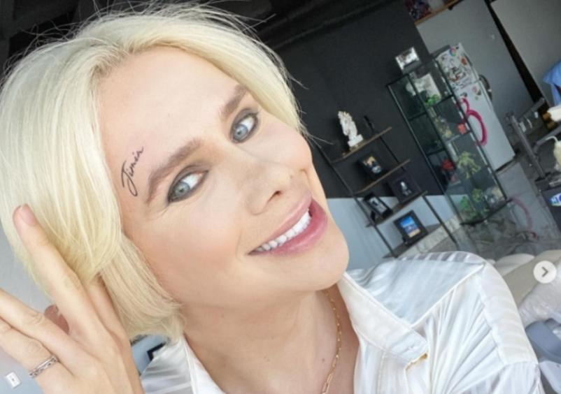 白人网红沉迷Kpop文化，狂整容还做丁丁缩小术，被韩国人骂至道歉