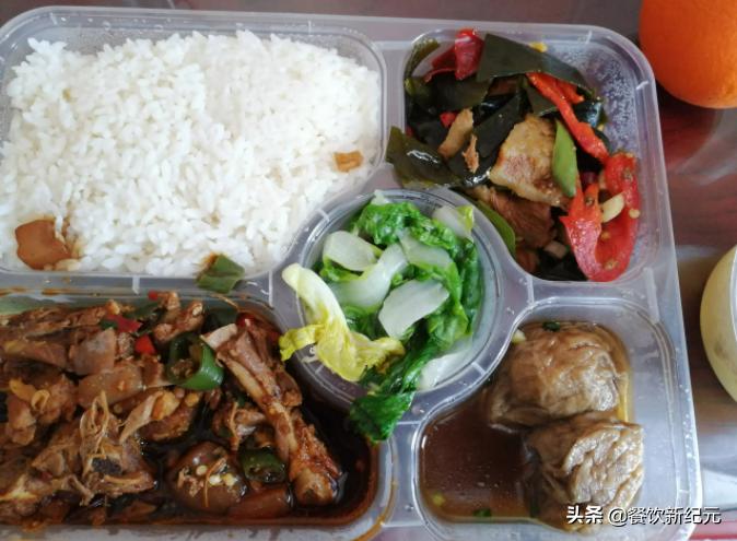 上海小伙晒隔离餐走红，360元包三餐，7天胖8斤，调侃：要出栏了