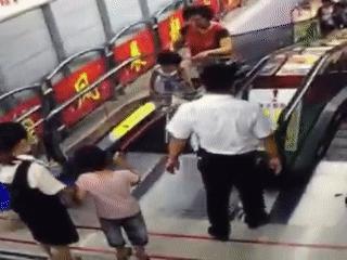 男孩站购物车推车内摔昏迷,小男孩摔下购物车后脑勺着地