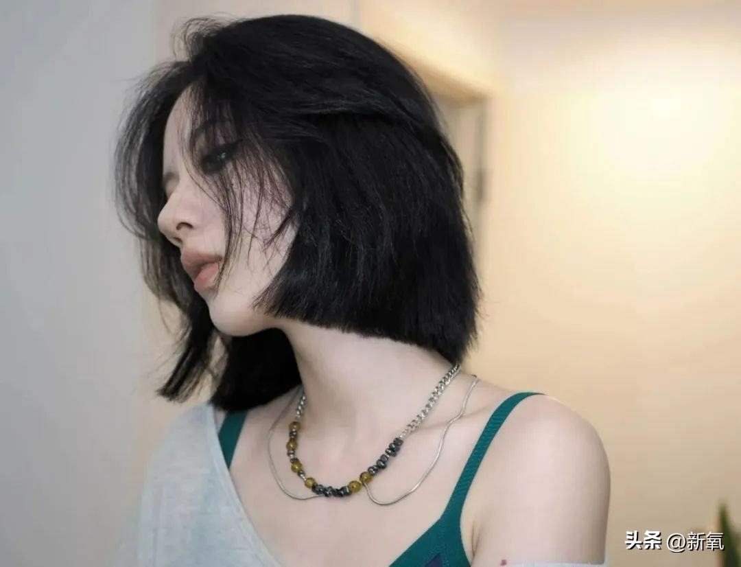 24岁媚眼如丝恋爱脑，10年后帅过前任，她情丝和头发一起斩断了？