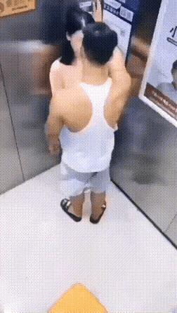 “老鼠贴粘到的，吃了不会犯法吧？”网友：争取死缓吧！哈哈哈