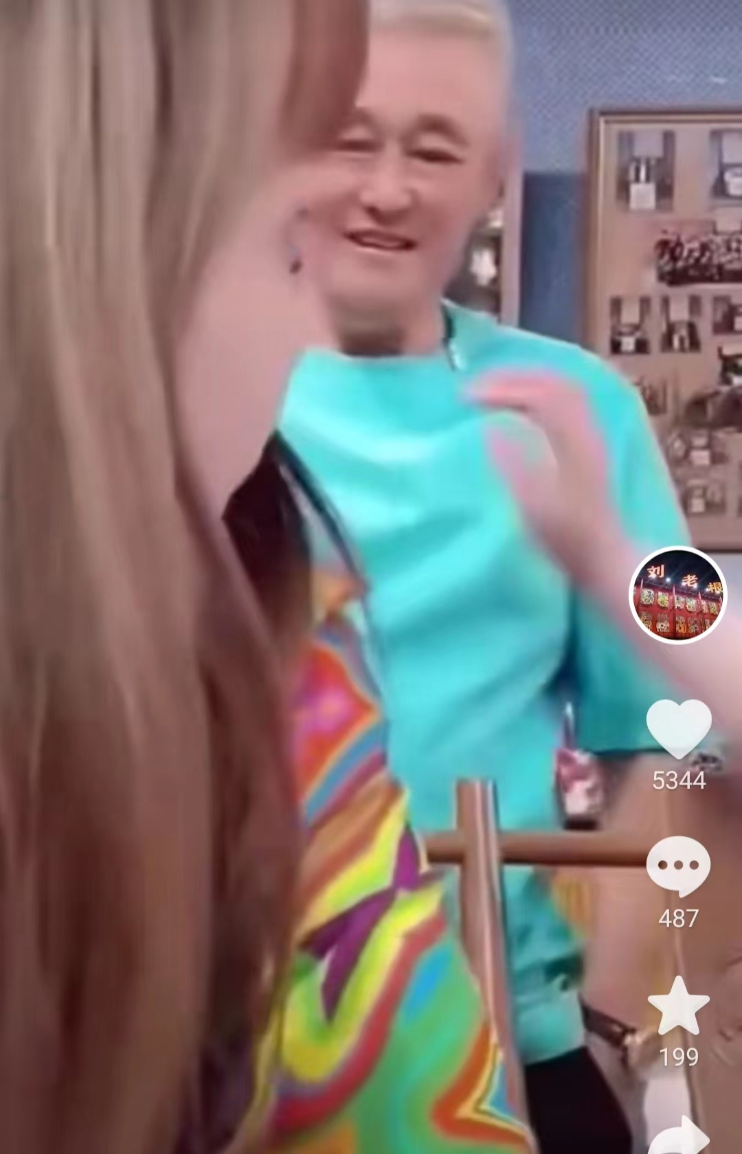 64岁赵本山身体引担忧！面色难看眼神迷离，强打精神陪女儿直播