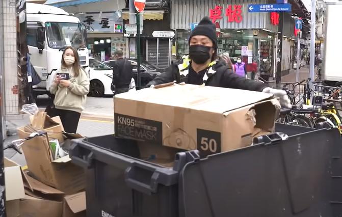 “港圈太子爷”街上收破烂，一天只赚60块！
