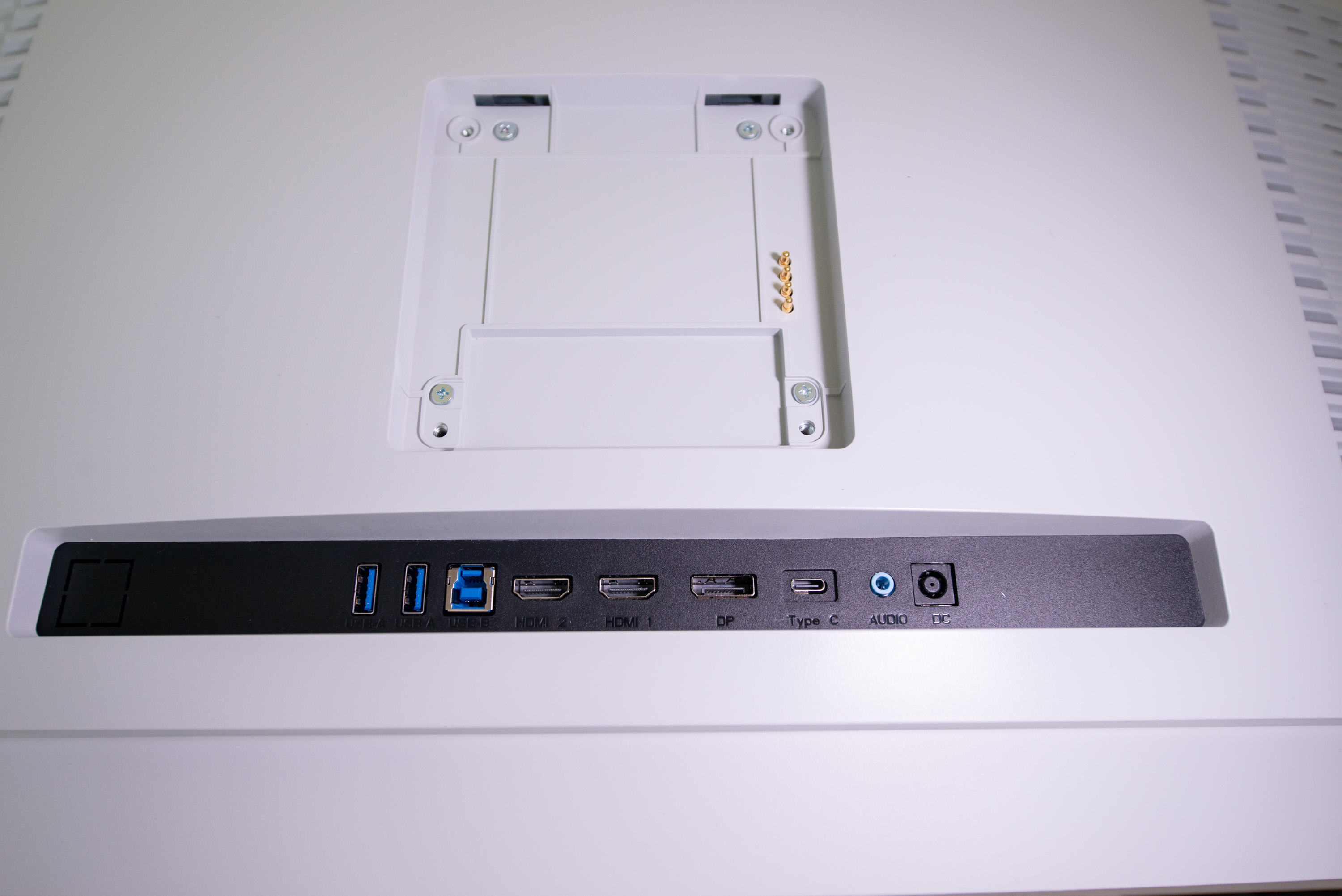 带扬声器和麦克风的显示器,带喇叭和麦克风的显示器