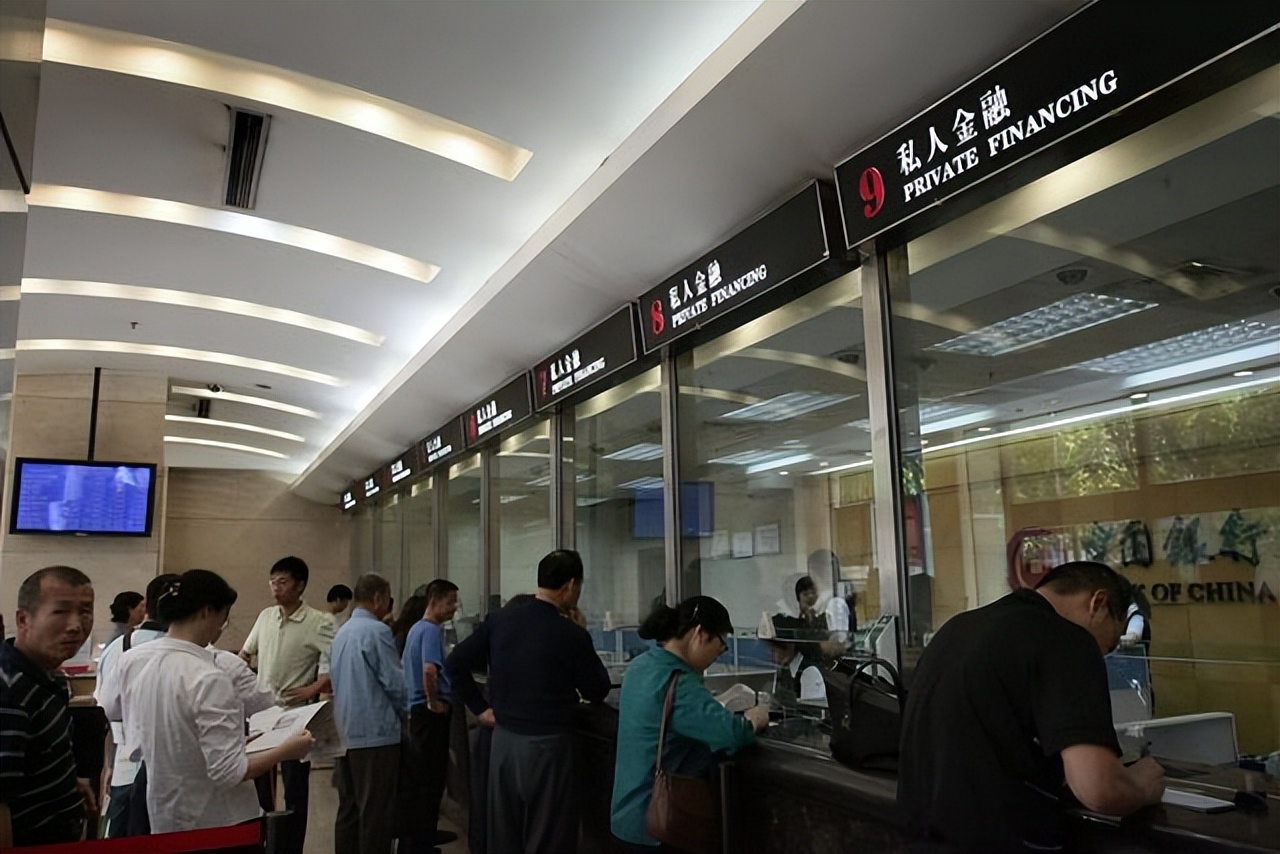 女子银行存15万定期查余额为零,女子存3万16年定期钱没了