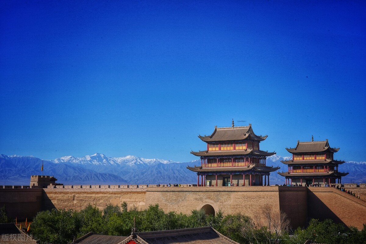 这个戈壁小城为何飞机、高铁、火车这么便捷