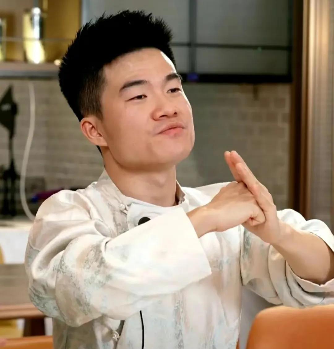 自称已懂种草莓的董宇辉老师，你显然误会了草莓尖尖和草莓屁屁