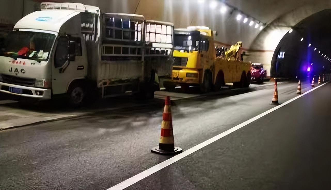 1号服务雨夜暖人心江淮1卡服务站高速及时救援